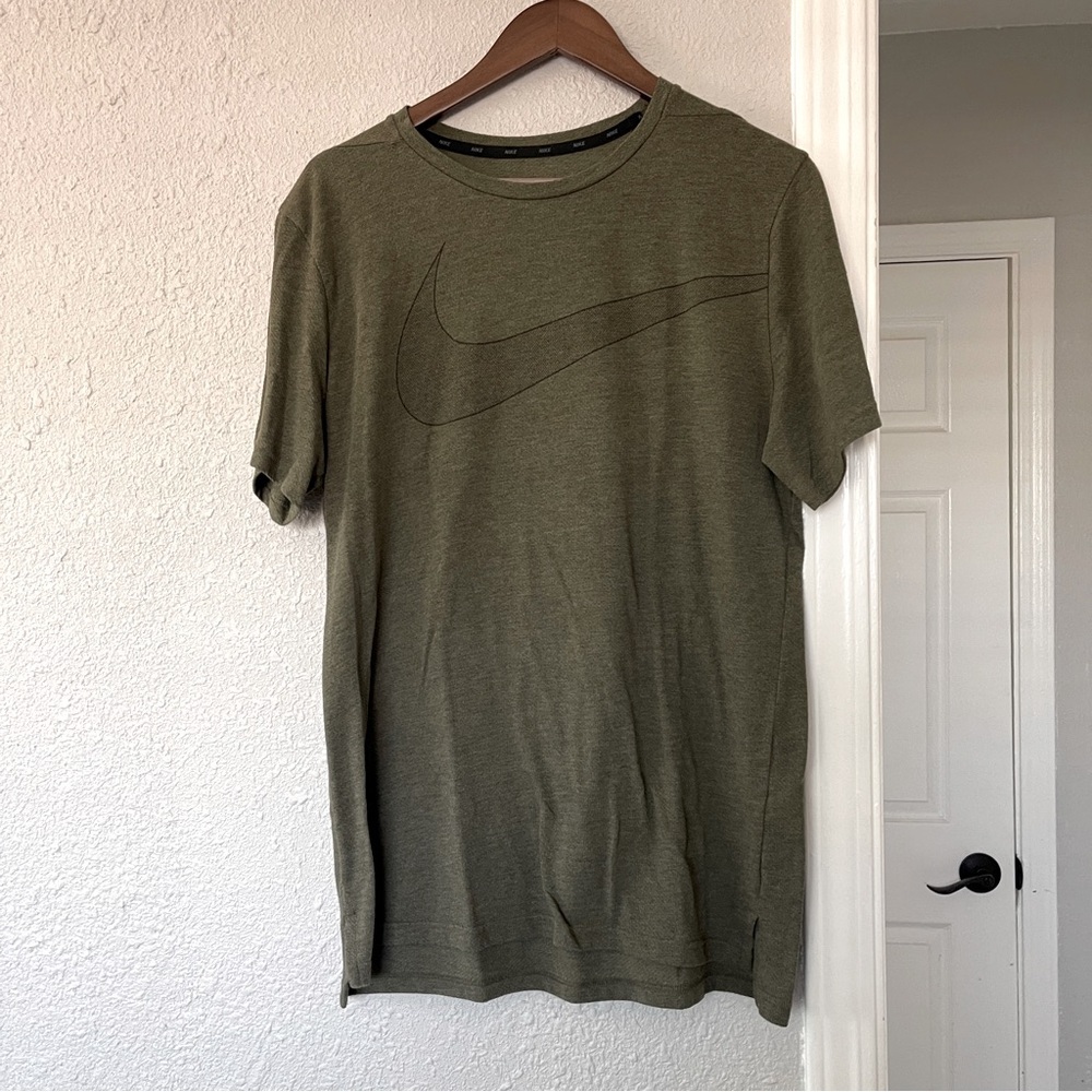 Nike Men's Olive Green T-Shirt large
